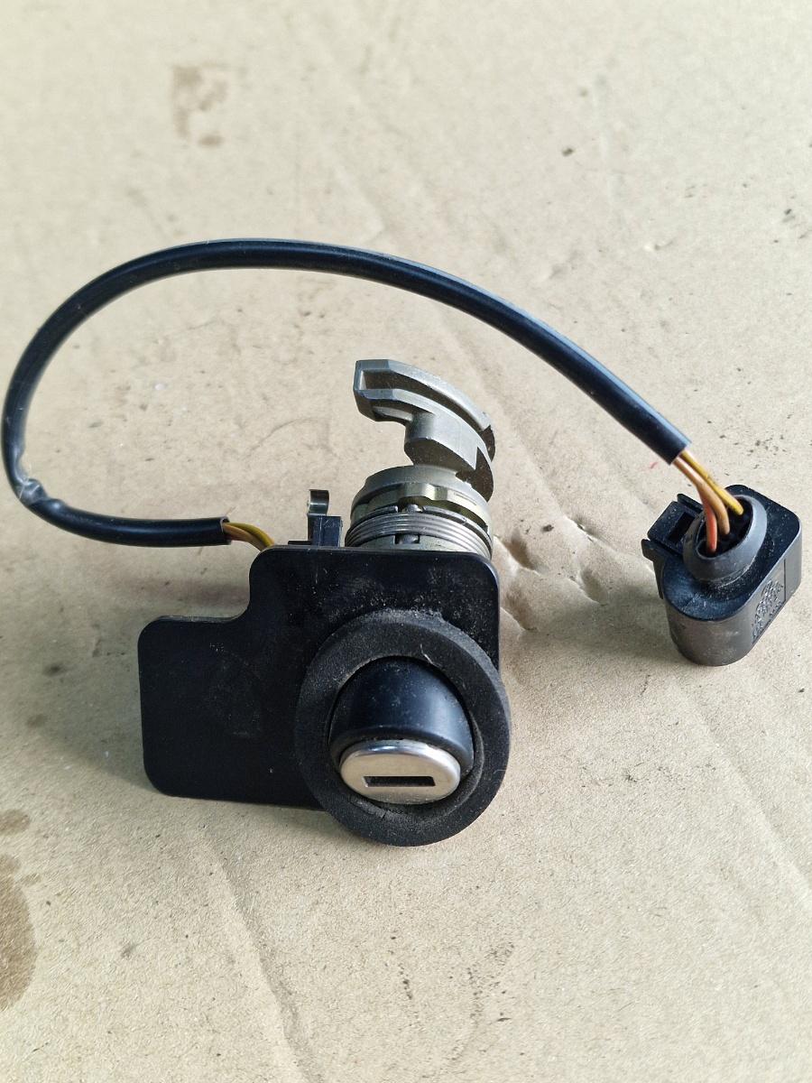 Butuc cheie hayon/portbagaj VOLKSWAGEN PASSAT 3B3 2000 - 2005 1.9 TDI AVF, AWX 3B0827573G