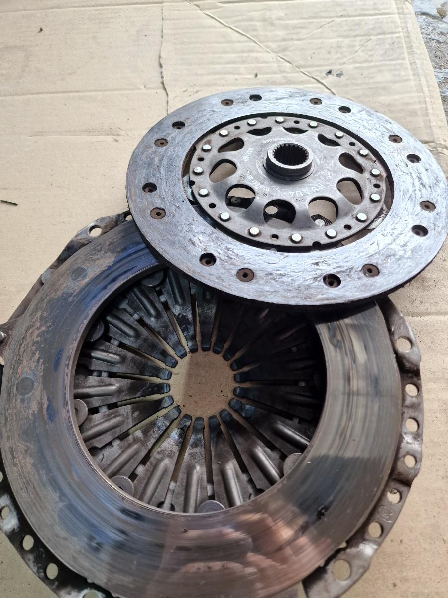 Volanta cu masa dubla cu kit ambreiaj VOLKSWAGEN PASSAT 3B3 2000 - 2005 1.9 TDI AVF, AWX 038105266AN