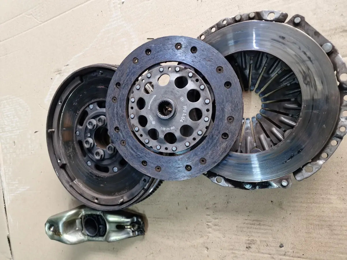 Volanta cu masa dubla cu kit ambreiaj VOLKSWAGEN PASSAT 3B3 2000 - 2005 1.9 TDI AVF, AWX 038105266AN