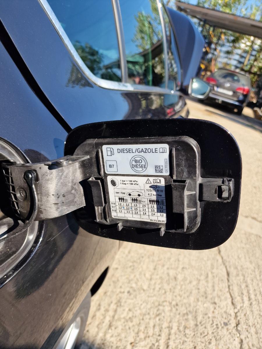 Ornament usita rezervor combustibil LF9R SKODA OCTAVIA III 5E3, NL3, NR3 2012 -> 5E0809702D