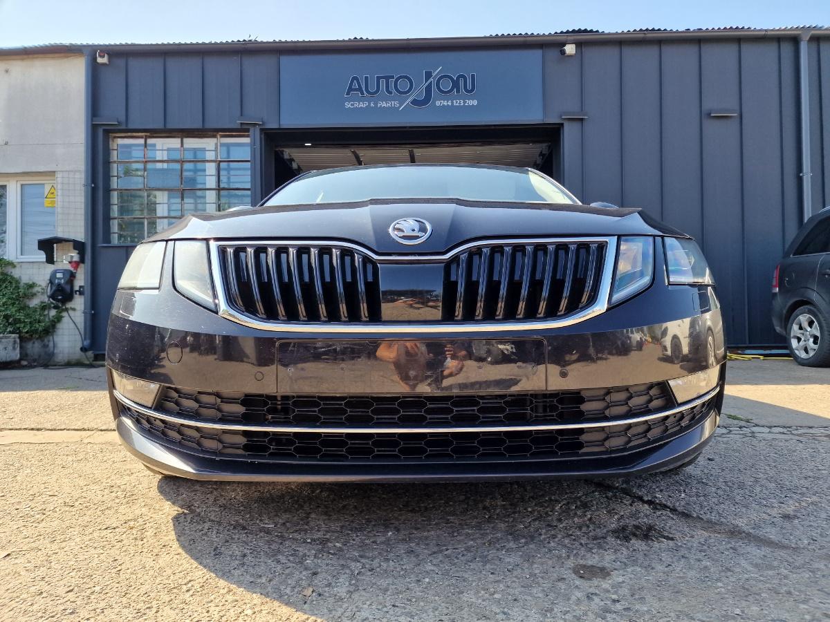 Fata completa cu faruri LED de Europa SKODA OCTAVIA III 5E3 2019 FACELIFT 2.0 TDI DFFA , negru LF9R