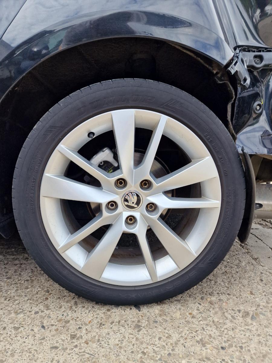 Jante din aliaj R17 SKODA OCTAVIA III 5E3, NL3, NR3 2012 -> 2.0 TDI CKFC, CRMB, CYKA, DFFA 7JX17 ET49 5E0601025BG