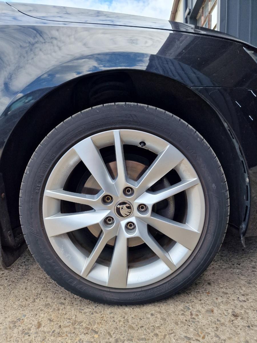 Jante din aliaj R17 SKODA OCTAVIA III 5E3, NL3, NR3 2012 -> 2.0 TDI CKFC, CRMB, CYKA, DFFA 7JX17 ET49 5E0601025BG