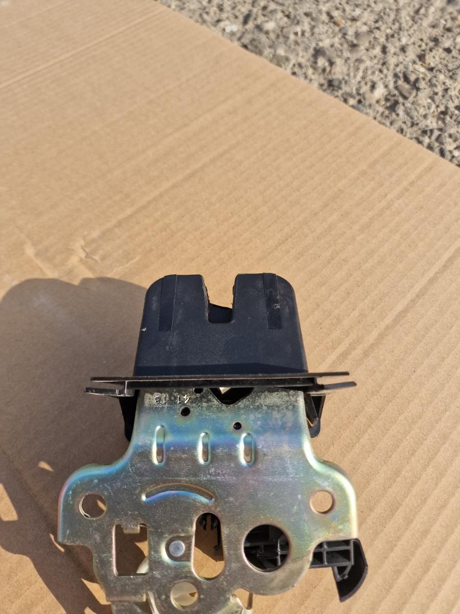 Broasca incuietoare hayon portbagaj SKODA OCTAVIA III 5E3, NL3, NR3 2012 -> 2.0 TDI CKFC, CRMB, CYKA, DFFA 8R0827505A