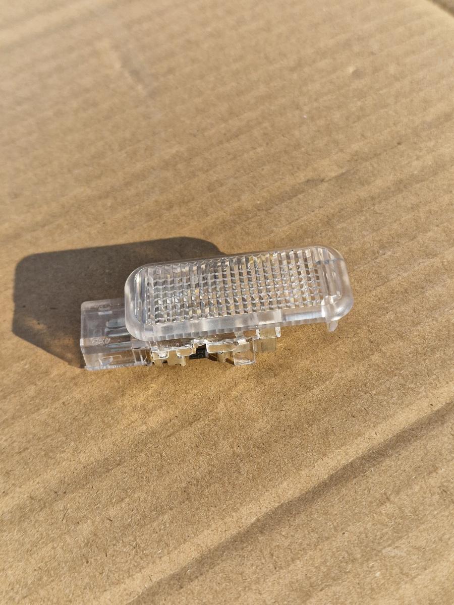 Lampa interioara portbagaj SKODA OCTAVIA III 5E3, NL3, NR3 2012 -> 2.0 TDI CKFC, CRMB, CYKA, DFFA 3B0947415
