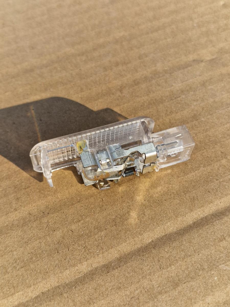Lampa interioara portbagaj SKODA OCTAVIA III 5E3, NL3, NR3 2012 -> 2.0 TDI CKFC, CRMB, CYKA, DFFA 3B0947415