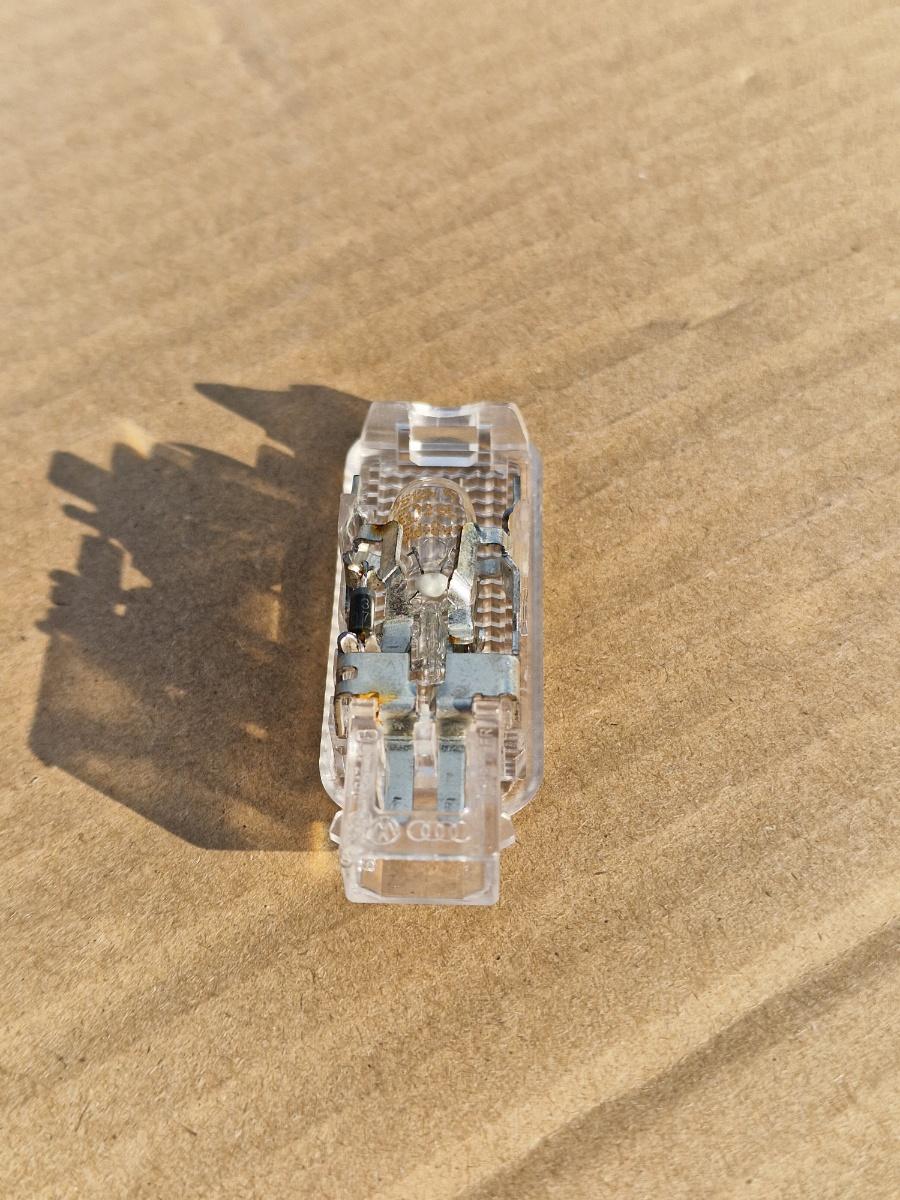 Lampa interioara portbagaj SKODA OCTAVIA III 5E3, NL3, NR3 2012 -> 2.0 TDI CKFC, CRMB, CYKA, DFFA 3B0947415