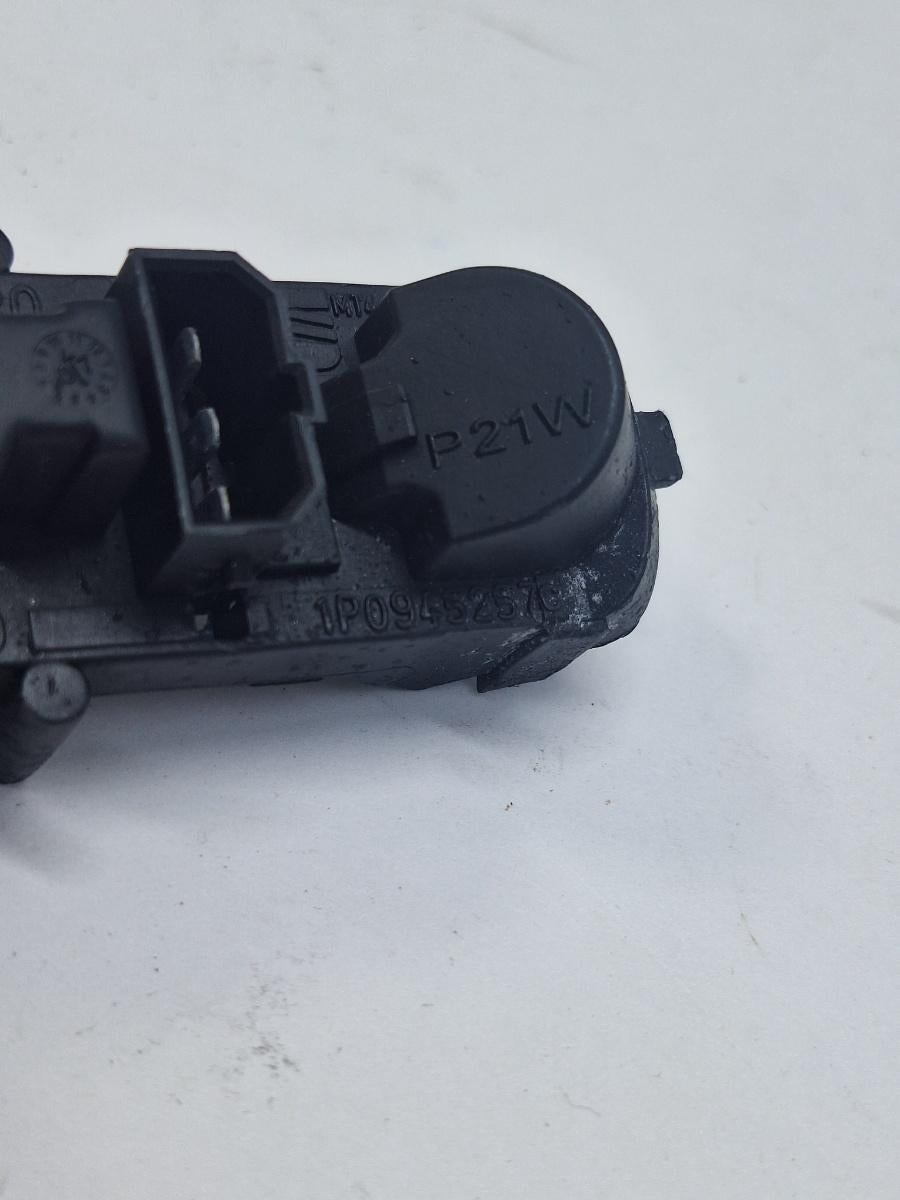 Soclu stop aripa stanga SEAT LEON II 1P1 2005 - 2013 1.9 TDI BKC, BLS, BXE 1P0945257C