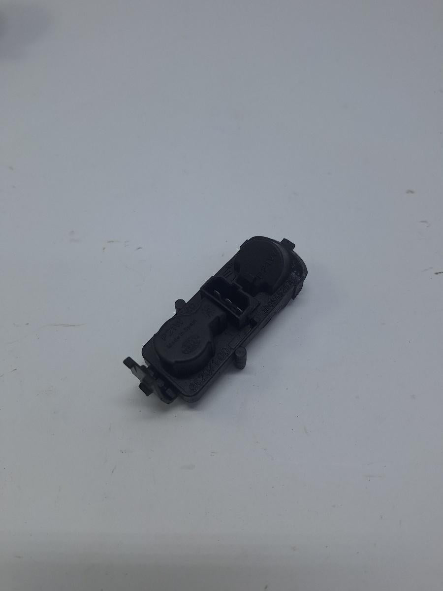 Soclu stop aripa stanga SEAT LEON II 1P1 2005 - 2013 1.9 TDI BKC, BLS, BXE 1P0945257C