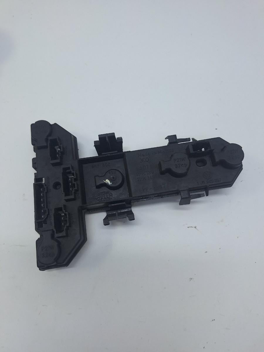 Soclu stop stanga VOLKSWAGEN BORA 1J2 1998 - 2013 2.0 APK, AQY, AZG, AZH, AZJ, BBW VAG 1J5945257