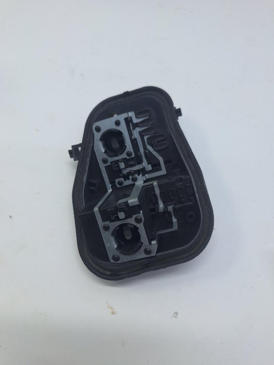 Soclu stop aripa dreapta AUDI A6 III Avant 4F5, C6 2005 - 2011 2.0 TDI BLB, BRE Valeo 89036915 4F9945222B