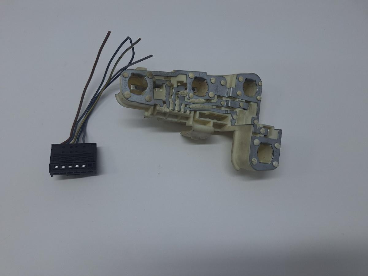 Soclu stop aripa dreapta BMW 3 V E90 2004 - 2012 2.0 320 d M47 D20 (204D4), N47 D20 C 6937474