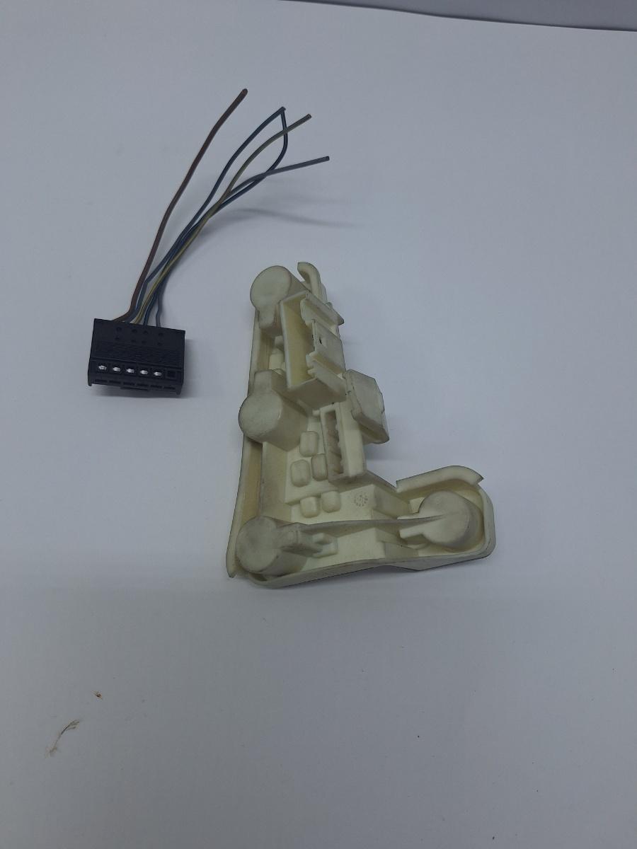 Soclu stop aripa dreapta BMW 3 V E90 2004 - 2012 2.0 320 d M47 D20 (204D4), N47 D20 C 6937474