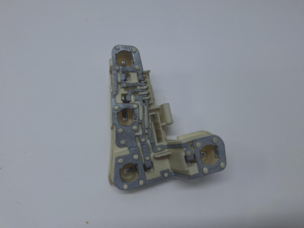 Soclu stop aripa dreapta BMW 3 V E90 2004 - 2012 2.0 320 d M47 D20 (204D4), N47 D20 C 6937473