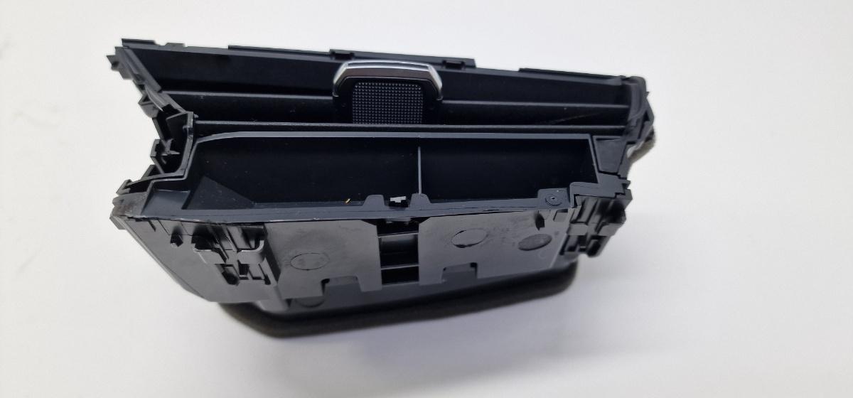 Grila de ventilatie laterala panou de bord dreapta TOYOTA COROLLA _E21_ 2018 -> 1.8 Hybrid 2ZR-FXE 55660-02510
