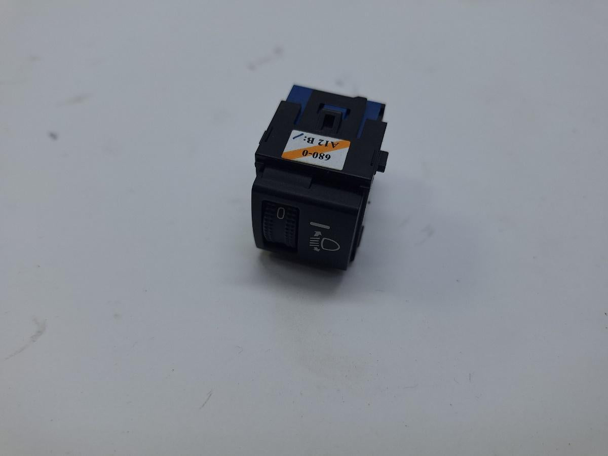 Comutator reglaj nivel faruri TOYOTA COROLLA _E21_ 2018 -> 1.8 Hybrid 2ZR-FXE 8415202160