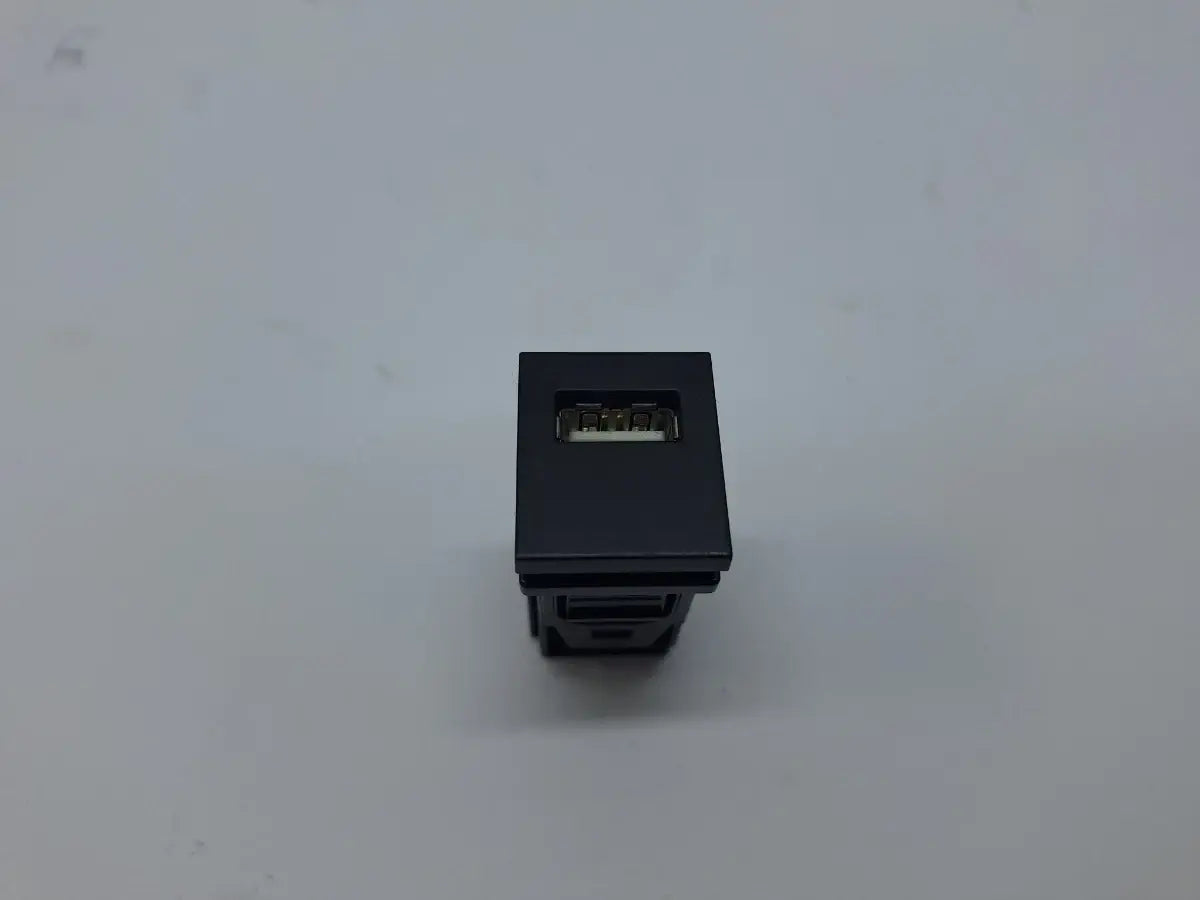Conector priza USB TOYOTA COROLLA _E21_ 2018 -> 1.8 Hybrid 2ZR-FXE 8553212020