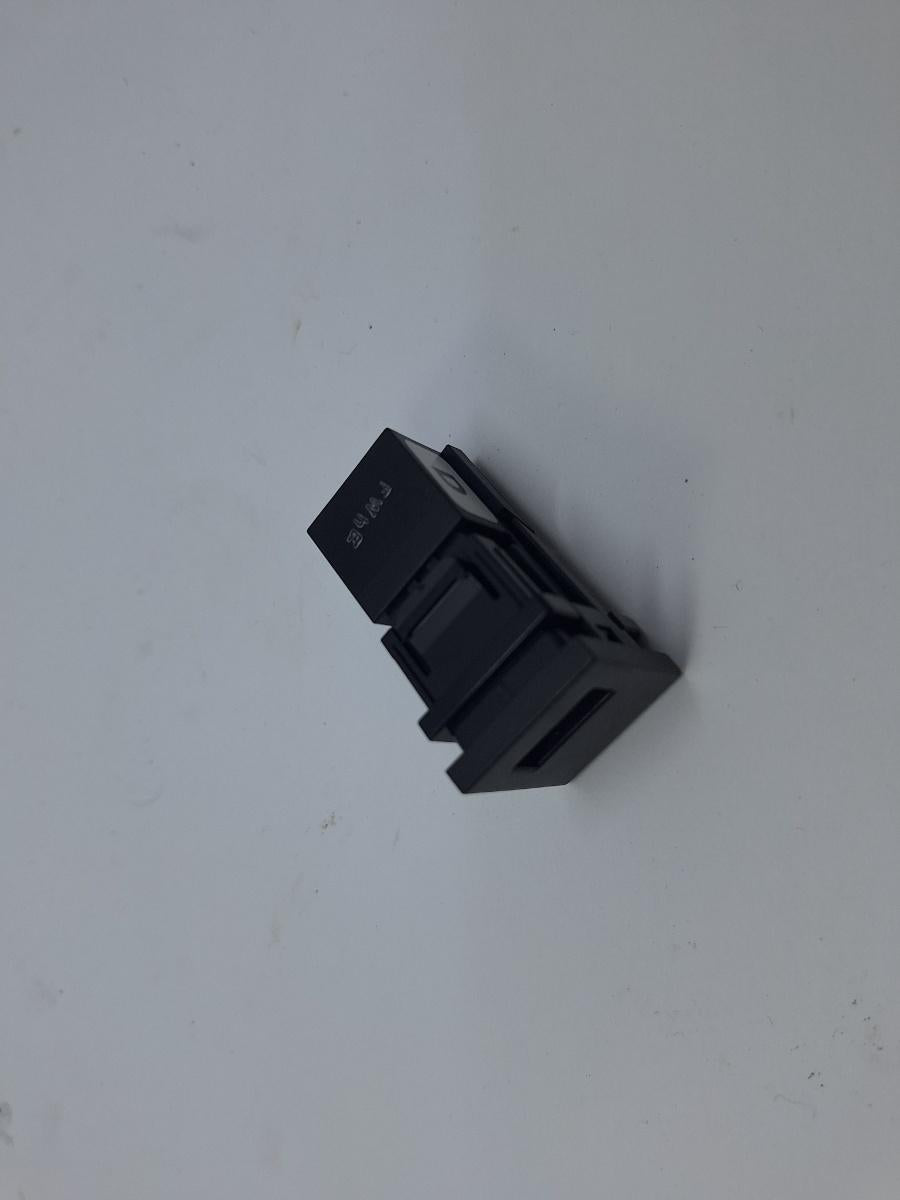 Conector priza USB TOYOTA COROLLA _E21_ 2018 -> 1.8 Hybrid 2ZR-FXE 8553212020