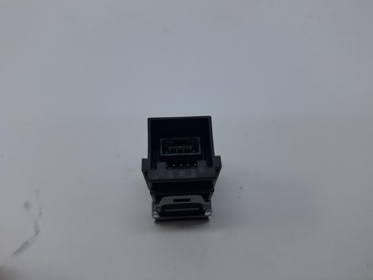 Conector priza USB TOYOTA COROLLA _E21_ 2018 -> 1.8 Hybrid 2ZR-FXE 8553212020