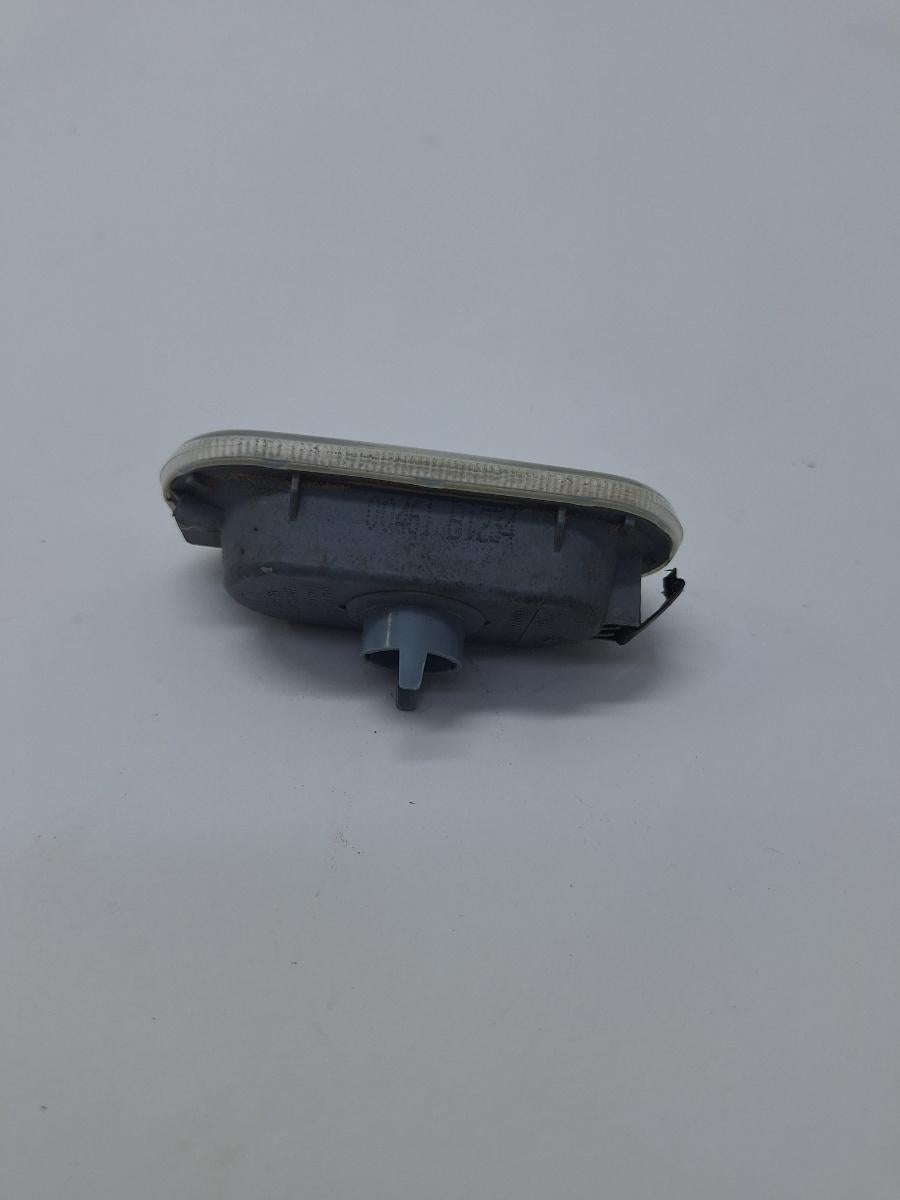 Lampa de semnalizare aripa dreapta fata VOLKSWAGEN PASSAT Variant 3B6 2000 - 2005 1.9 TDI AVF, AWX 1J0949117