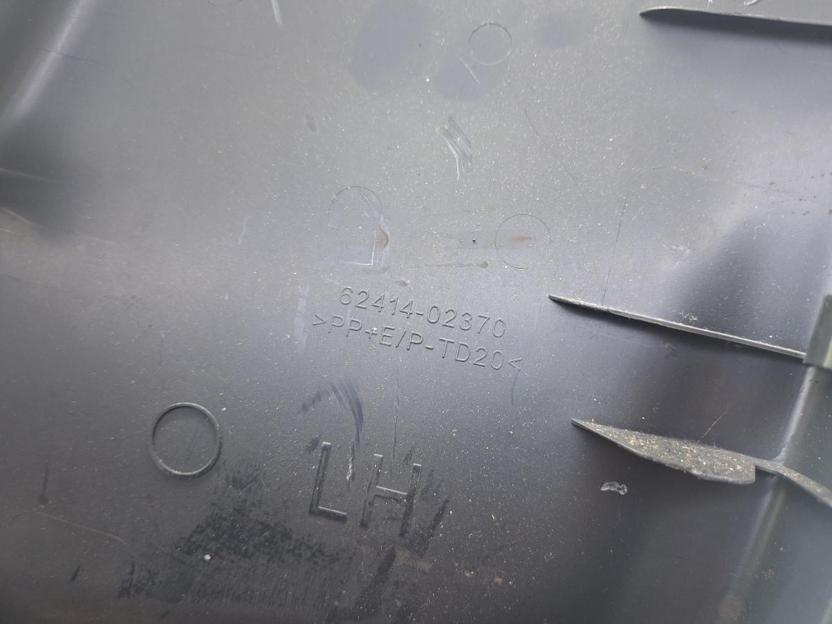 Ornament stalp (B) (inferior) stanga TOYOTA COROLLA _E21_ 2018 -> 1.8 Hybrid 2ZR-FXE 62414-02370