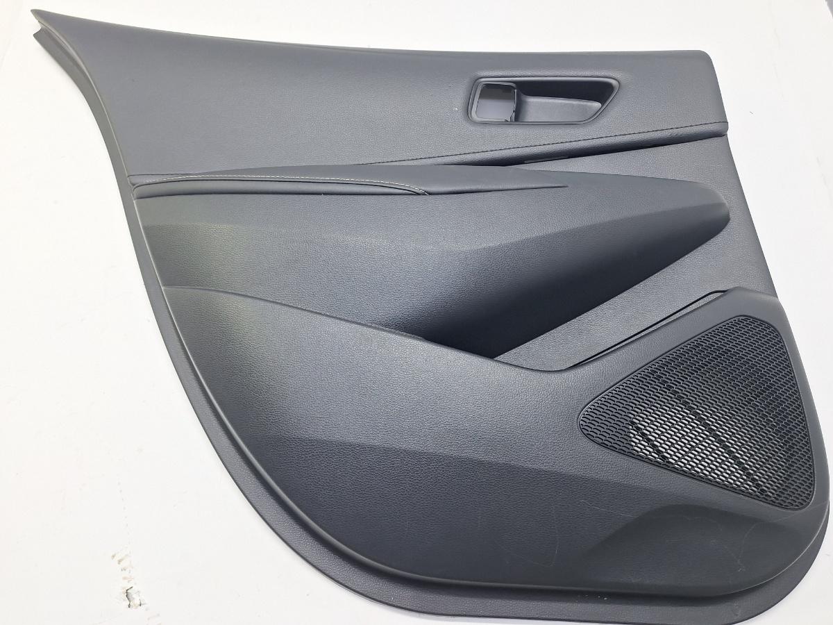 Tapiterie panou portiera stanga spate TOYOTA COROLLA _E21_ 2018 -> 1.8 Hybrid 2ZR-FXE 67061-0Z830-C1