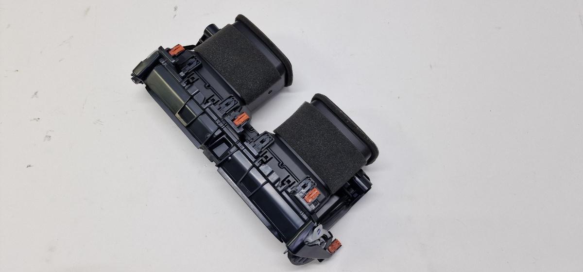 Grila de ventilatie bord centrala TOYOTA COROLLA _E21_ 2018 -> 1.8 Hybrid 2ZR-FXE 5567002830