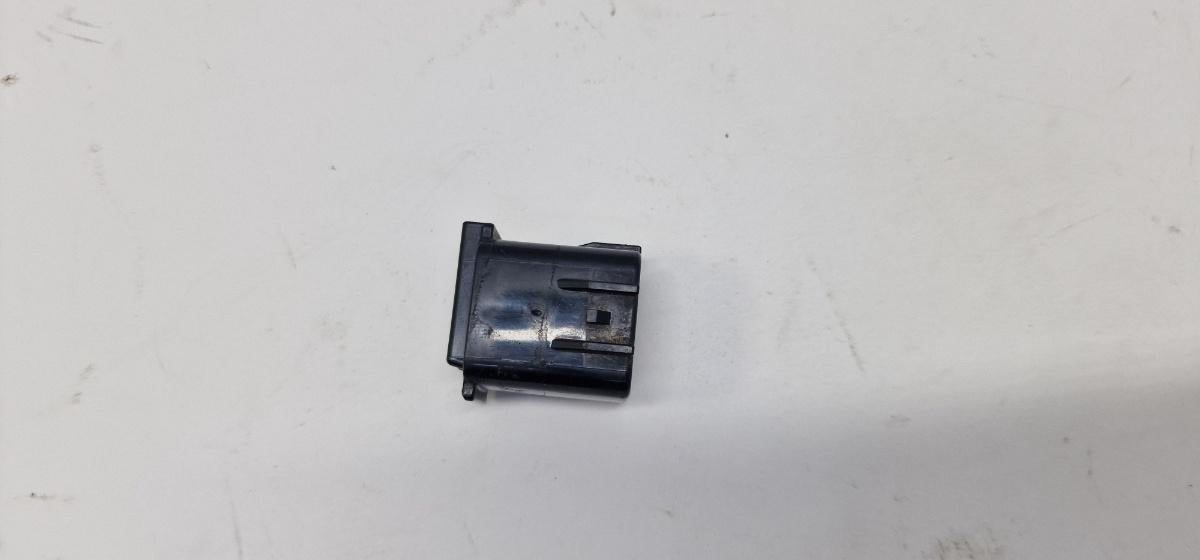 Mufa conector TOYOTA COROLLA _E21_ 2018 -> 1.8 Hybrid 2ZR-FXE 8282150560