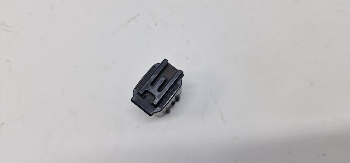 Mufa conector TOYOTA COROLLA _E21_ 2018 -> 1.8 Hybrid 2ZR-FXE 8282150560