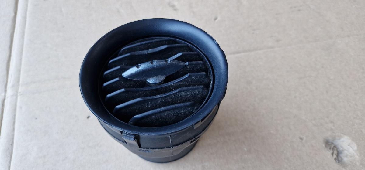 Grila de ventilatie laterala panou de bord SEAT CORDOBA III 6L2 2002 - 2009 1.4 16V BBY, BKY 6L0819110D