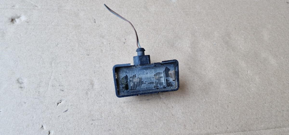 Lampa numar de inmatriculare stanga SEAT CORDOBA III 6L2 2002 - 2009 1.4 16V BBY, BKY 1M6943021