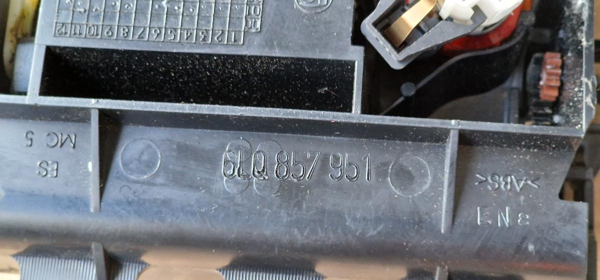 Scrumiera (fata) SEAT CORDOBA III 6L2 2002 - 2009 1.4 16V BBY, BKY 6L0857951