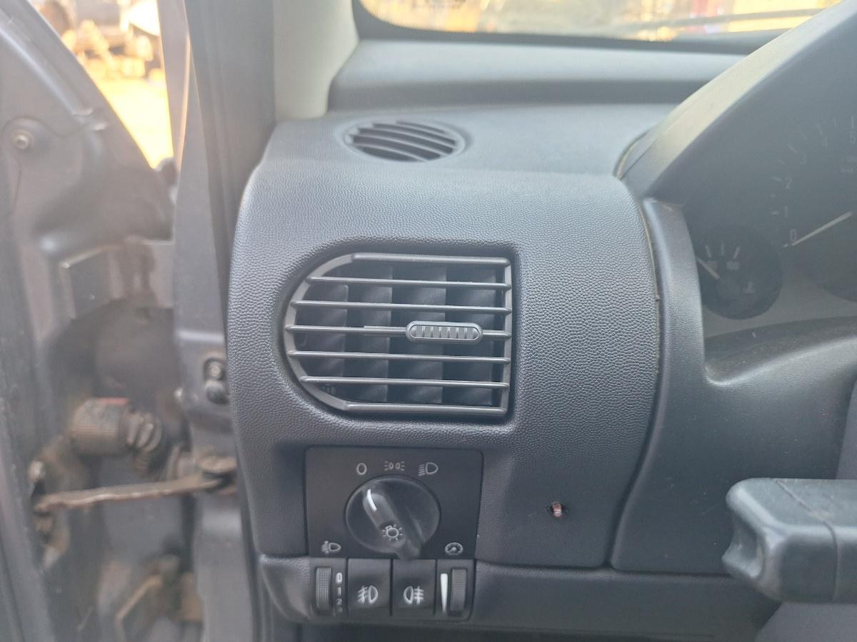 Grila de ventilatie laterala panou de bord stanga OPEL CORSA C F08, F68, X01 2000 - 2009 1.3 CDTI Z 13 DT