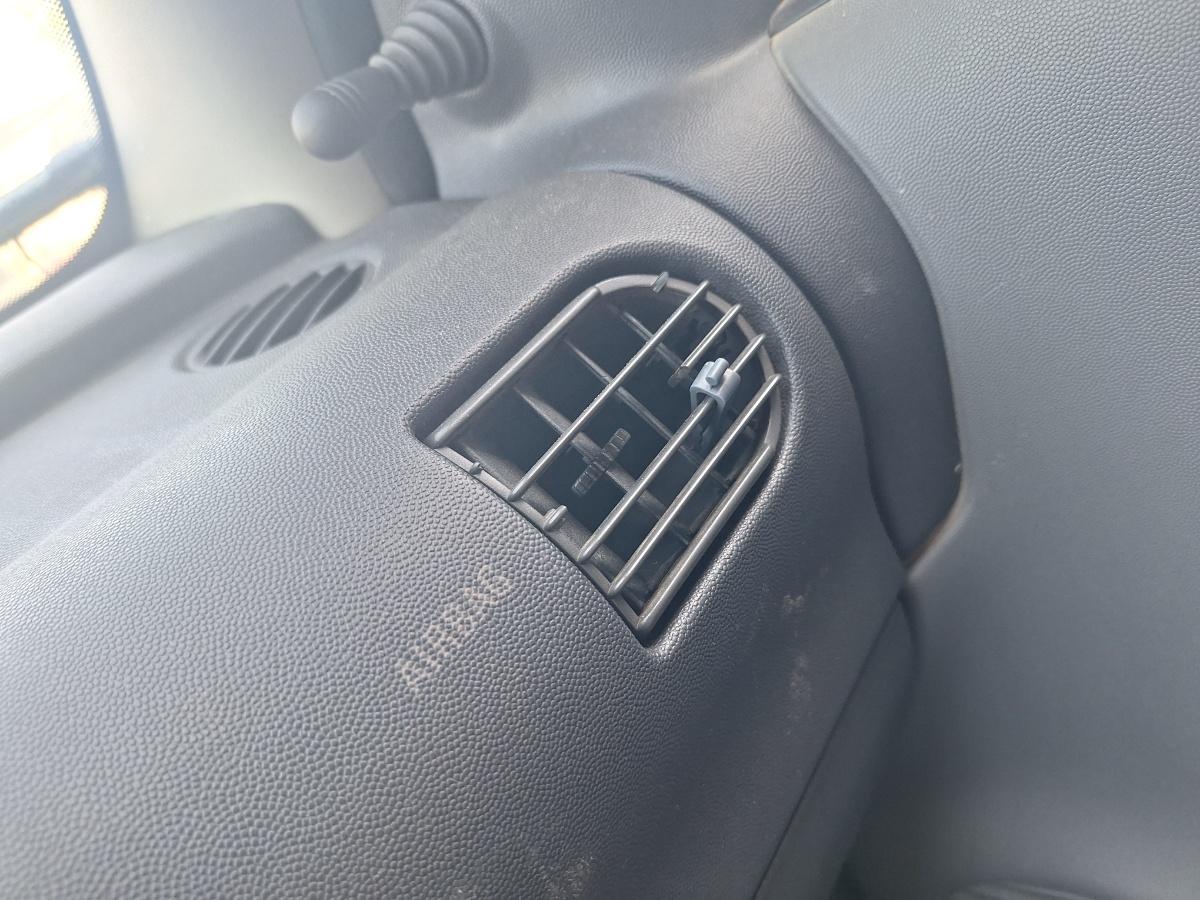 Grila de ventilatie laterala panou de bord dreapta OPEL CORSA C F08, F68, X01 2000 - 2009 1.3 CDTI Z 13 DT
