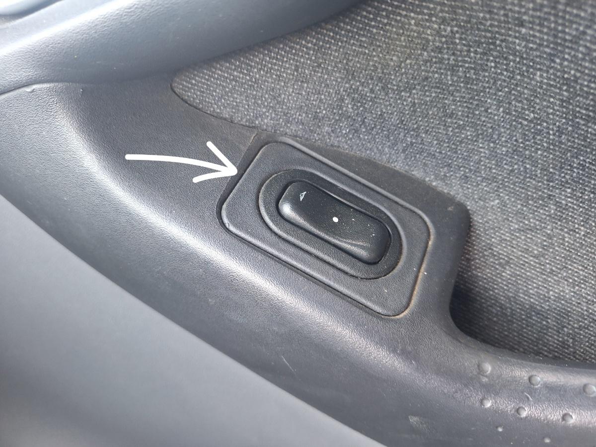 Comutator geam dreapta fata OPEL CORSA C F08, F68, X01 2000 - 2009 1.3 CDTI Z 13 DT