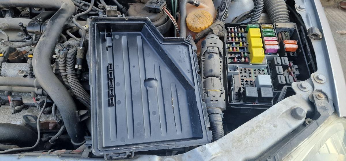 Capac tablou de sigurante OPEL CORSA C F08, F68, X01 2000 - 2009 1.3 CDTI Z 13 DT 13140089
