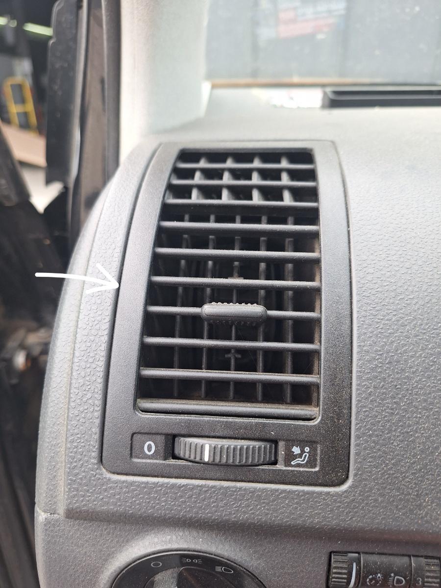 Grila de ventilatie laterala panou de bord stanga VOLKSWAGEN POLO 9N_ 2001 - 2012 1.4 16V AUA, BBY, BKY