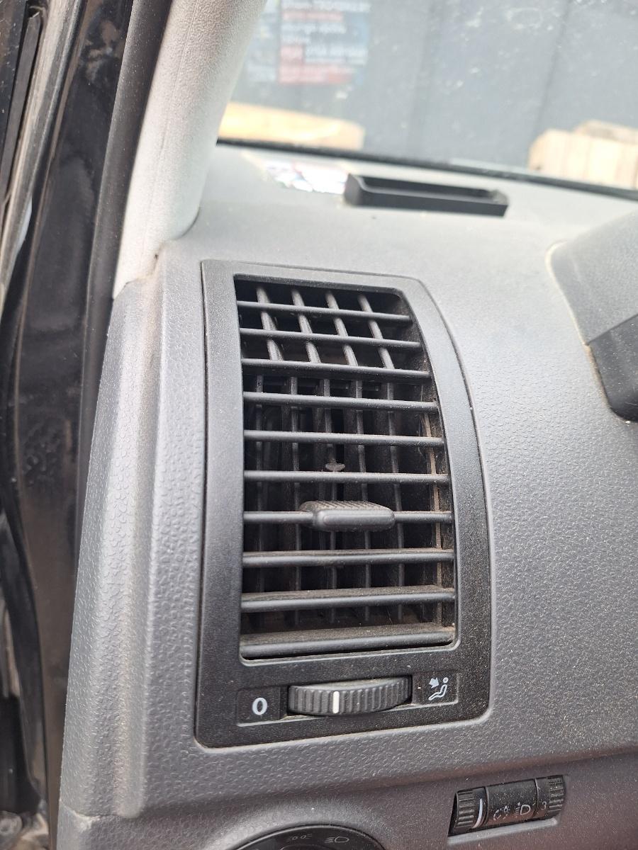 Grila de ventilatie laterala panou de bord stanga VOLKSWAGEN POLO 9N_ 2001 - 2012 1.4 16V AUA, BBY, BKY
