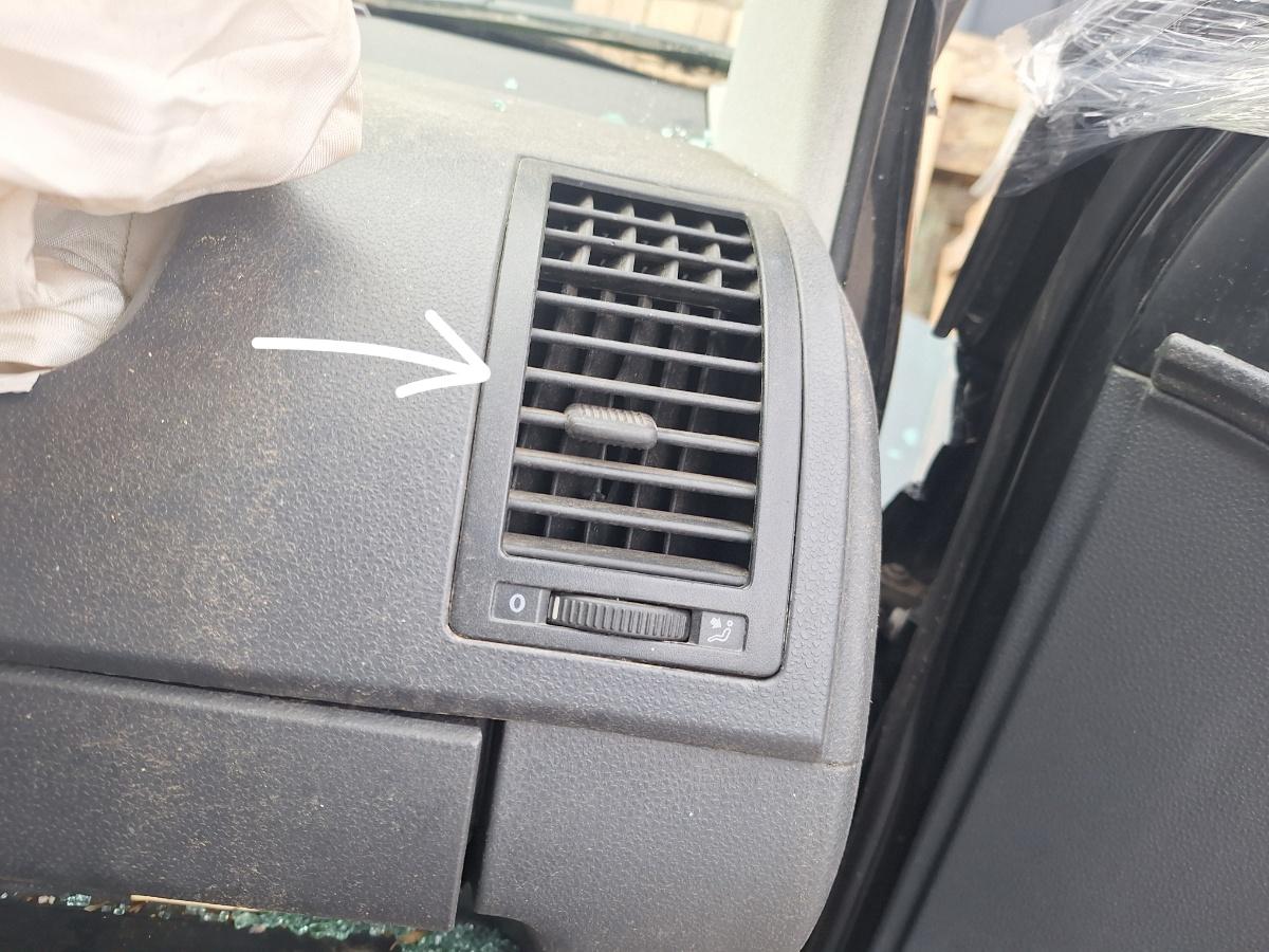 Grila de ventilatie laterala panou de bord dreapta VOLKSWAGEN POLO 9N_ 2001 - 2012 1.4 16V AUA, BBY, BKY