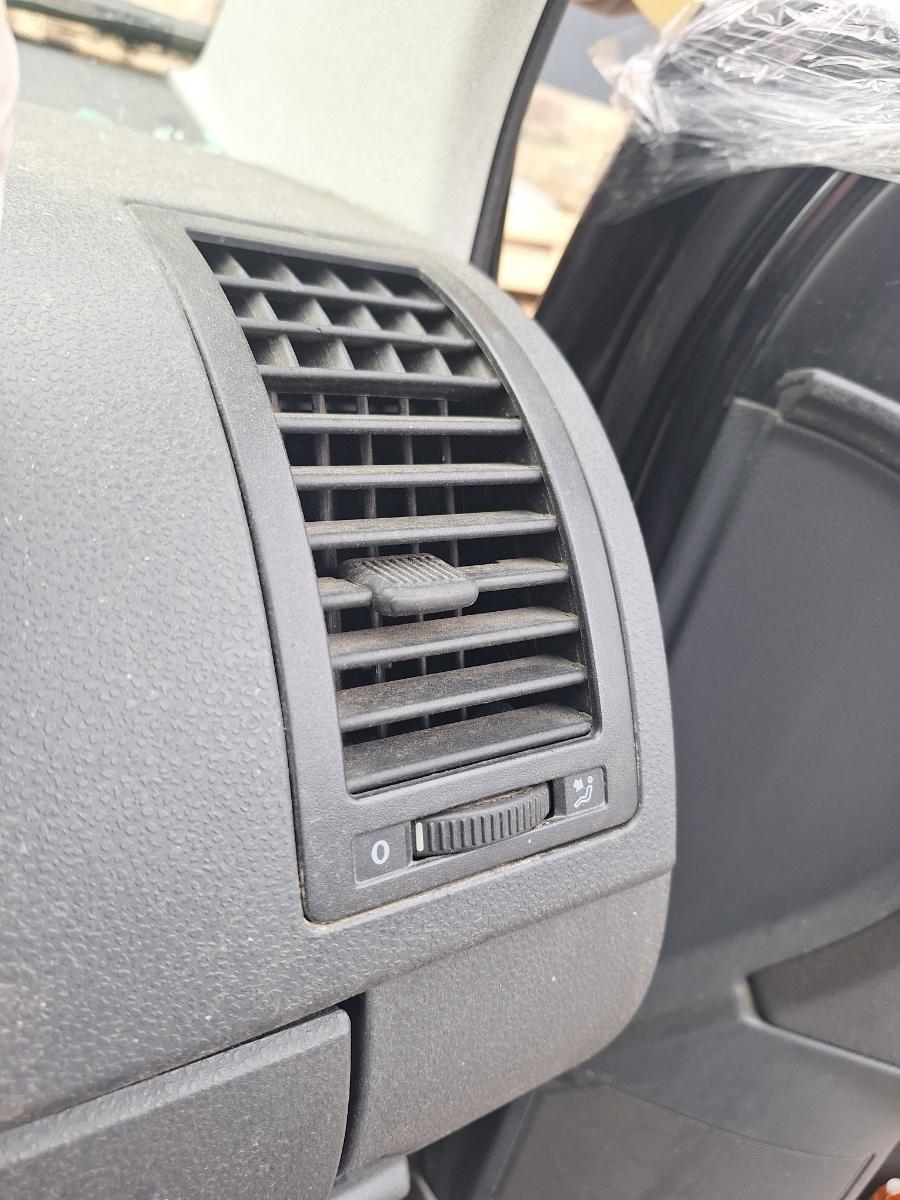 Grila de ventilatie laterala panou de bord dreapta VOLKSWAGEN POLO 9N_ 2001 - 2012 1.4 16V AUA, BBY, BKY