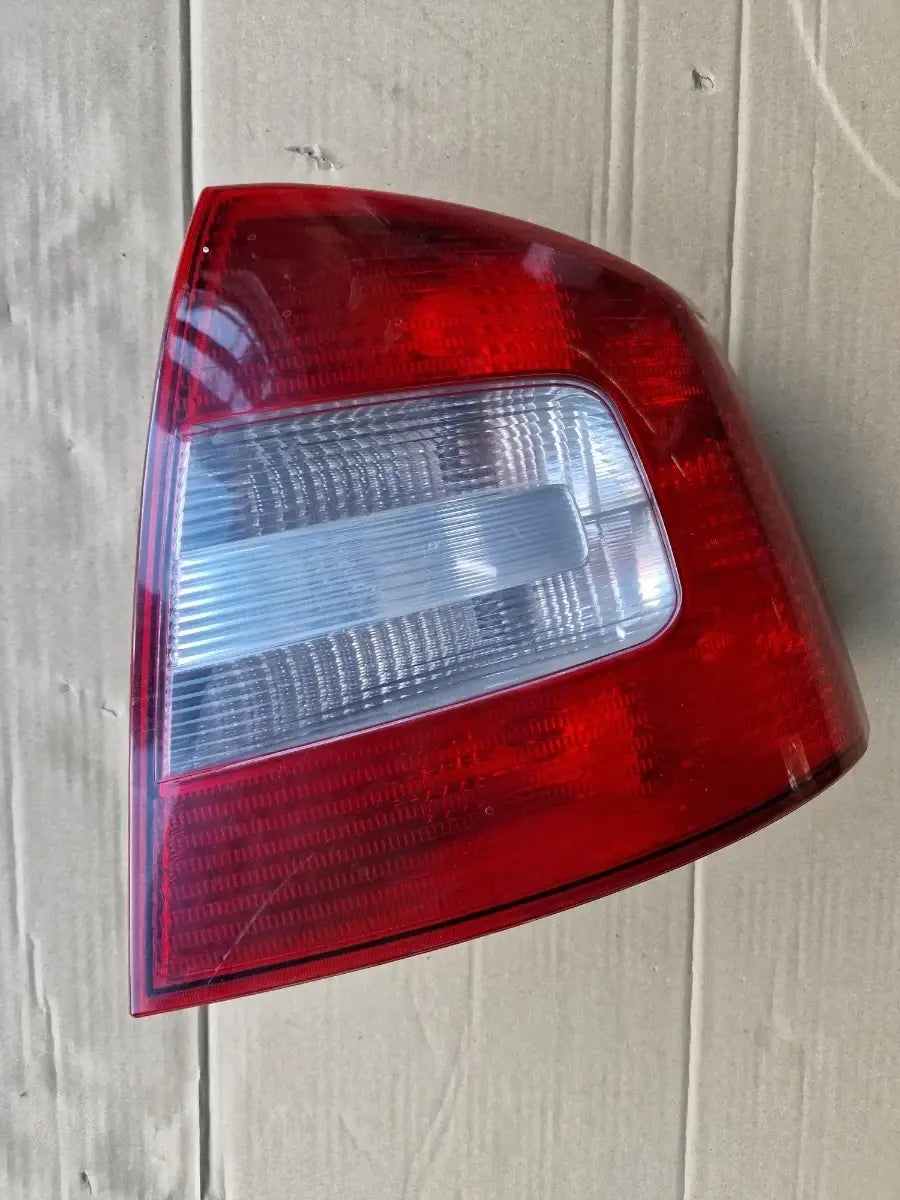 Lampa stop de pe caroserie dreapta SKODA OCTAVIA Hatchback 1Z3 2004 - 2013 1Z5945112B 1Z5945096B
