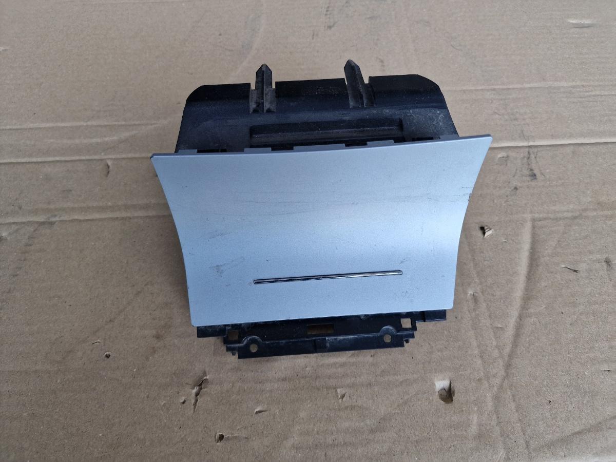 Scrumiera (fata) SKODA OCTAVIA 1Z3 2004 - 2013 2.0 TDI 16V BKD, CFHC, CLCB 1Z1857962BA 1Z1863077A