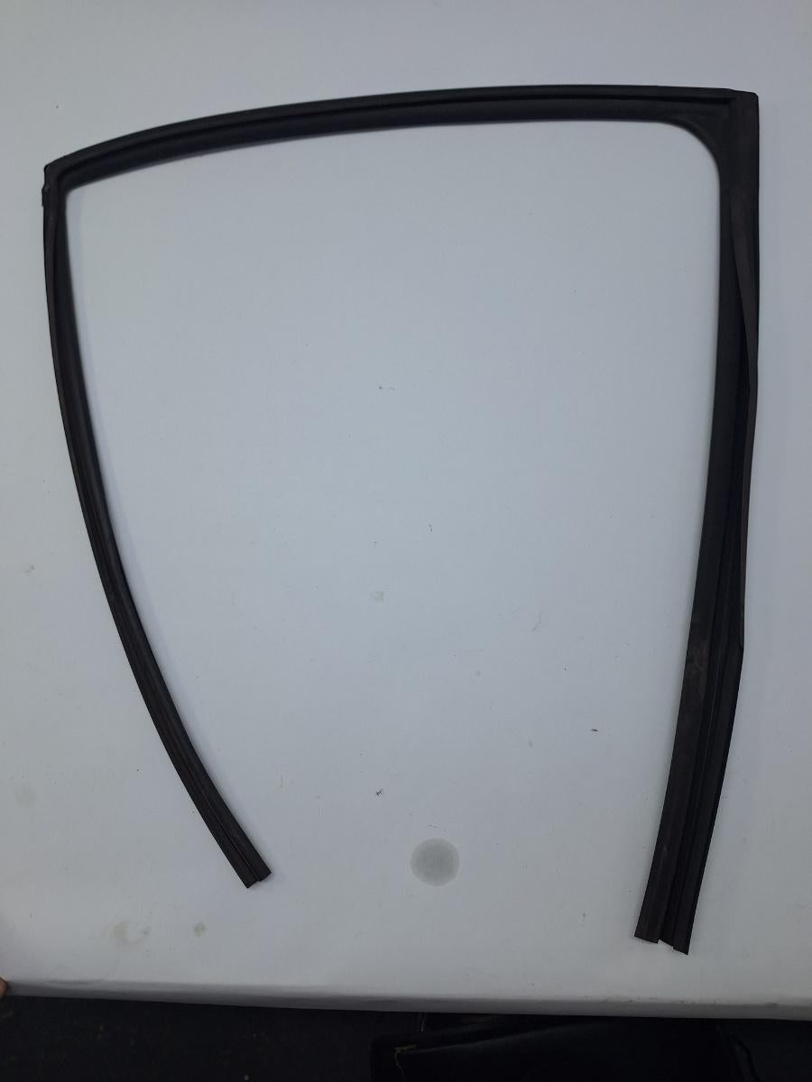 Cheder geam portiera spate dreapta TOYOTA COROLLA _E21_ 2018 -> 1.8 Hybrid 2ZR-FXE 6814202371