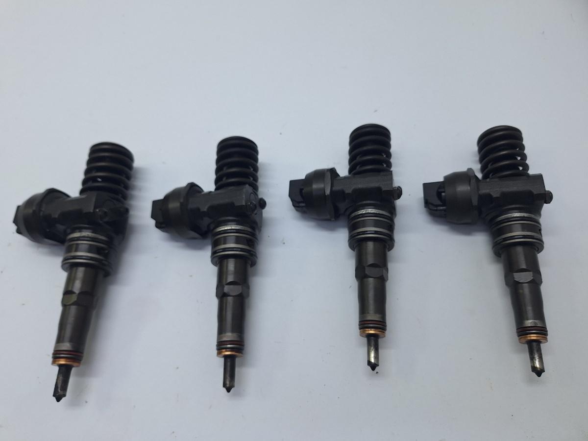 Set injectoare combustibil VOLKSWAGEN GOLF V 1K1 2003 - 2009 1.9 TDI BKC, BLS, BXE BOSCH 0414720215 038130073AG