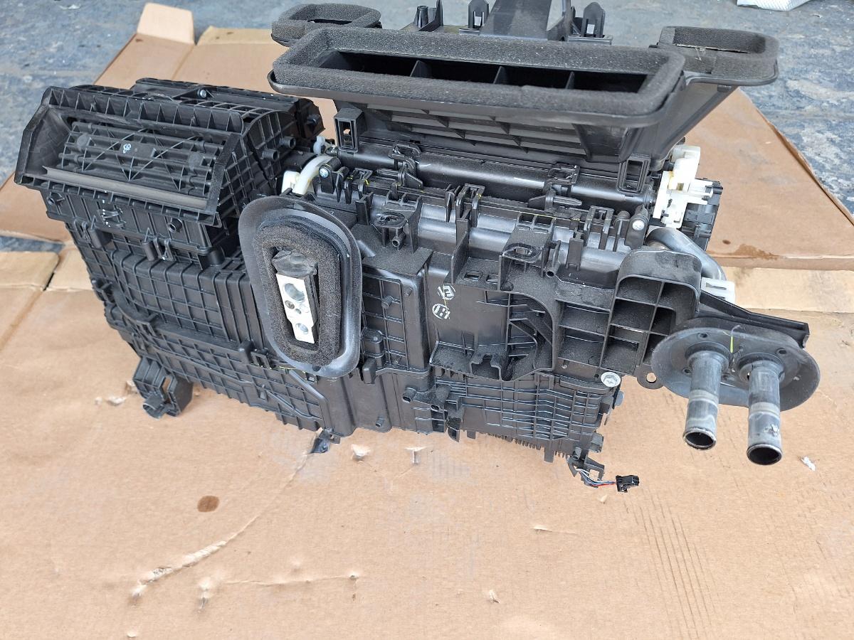 Carcasa ansamblu aeroterma complet TOYOTA COROLLA _E21_ 2018 -> 1.8 Hybrid 2ZR-FXE 87050-02X50