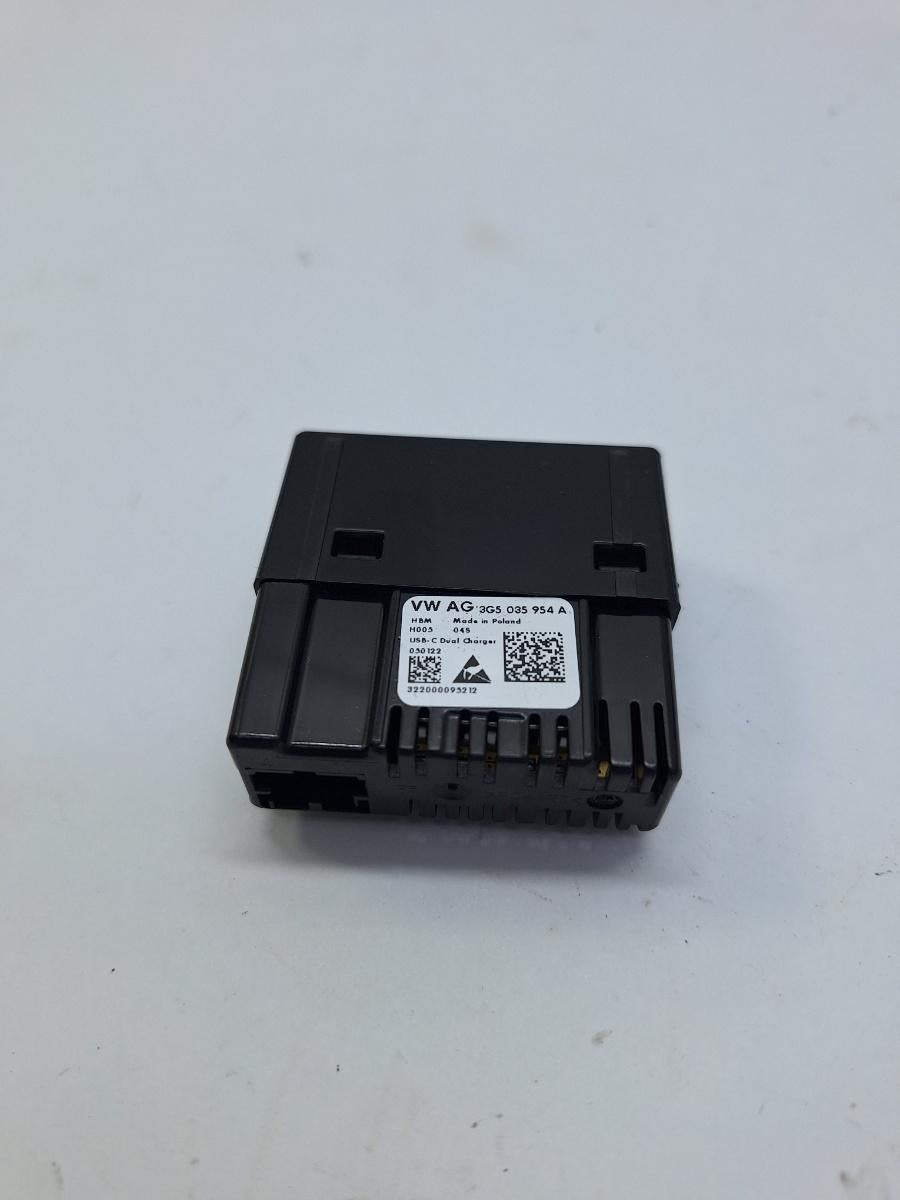 Conector priza USB SKODA KAMIQ [ 2018 -> ] 1.5 TSI ACT EVO DPCA 3G5035954A