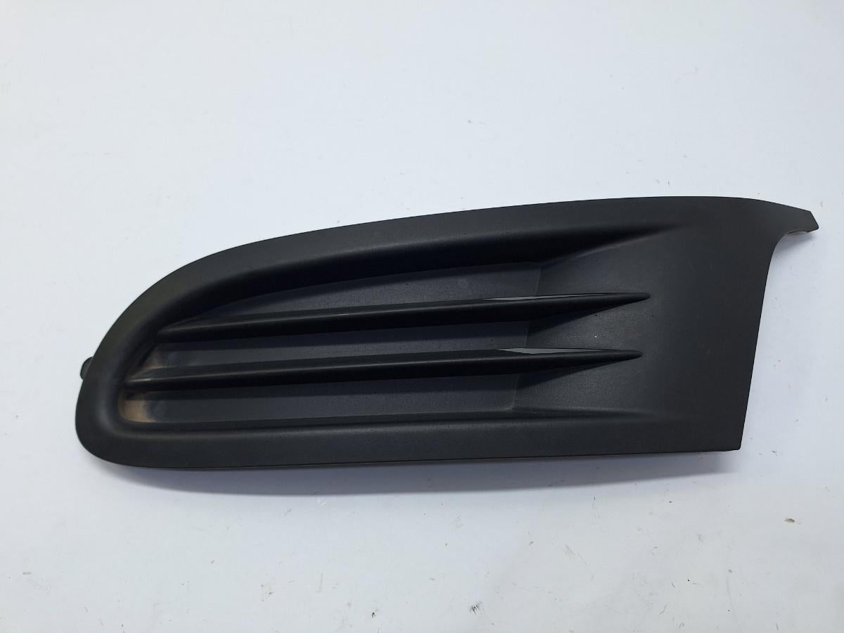 Grila/ornament lampa ceata fata stanga VOLKSWAGEN GOLF VI 5K1 2008 - 2013 2.0 TDI CBDC, CLCA 5K0853665A