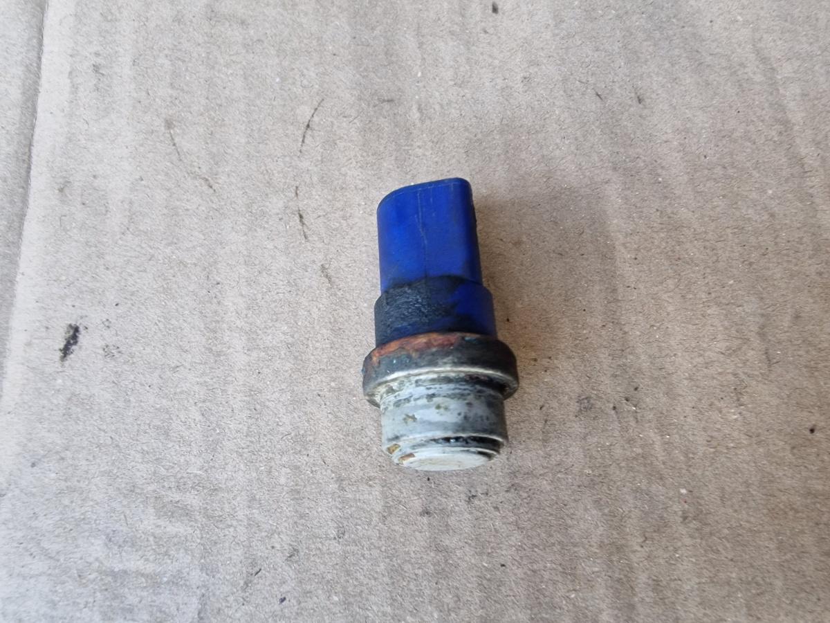 Senzor de temperatura lichid de racire VOLKSWAGEN PASSAT Variant 3B6 2000 - 2005 1.9 TDI AVF, AWX 8D0959481B