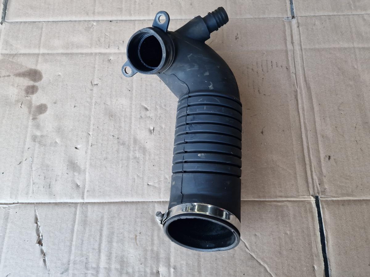 Furtun admisie aer VOLKSWAGEN PASSAT Variant 3B6 2000 - 2005 1.9 TDI AVF, AWX 8D0129615K