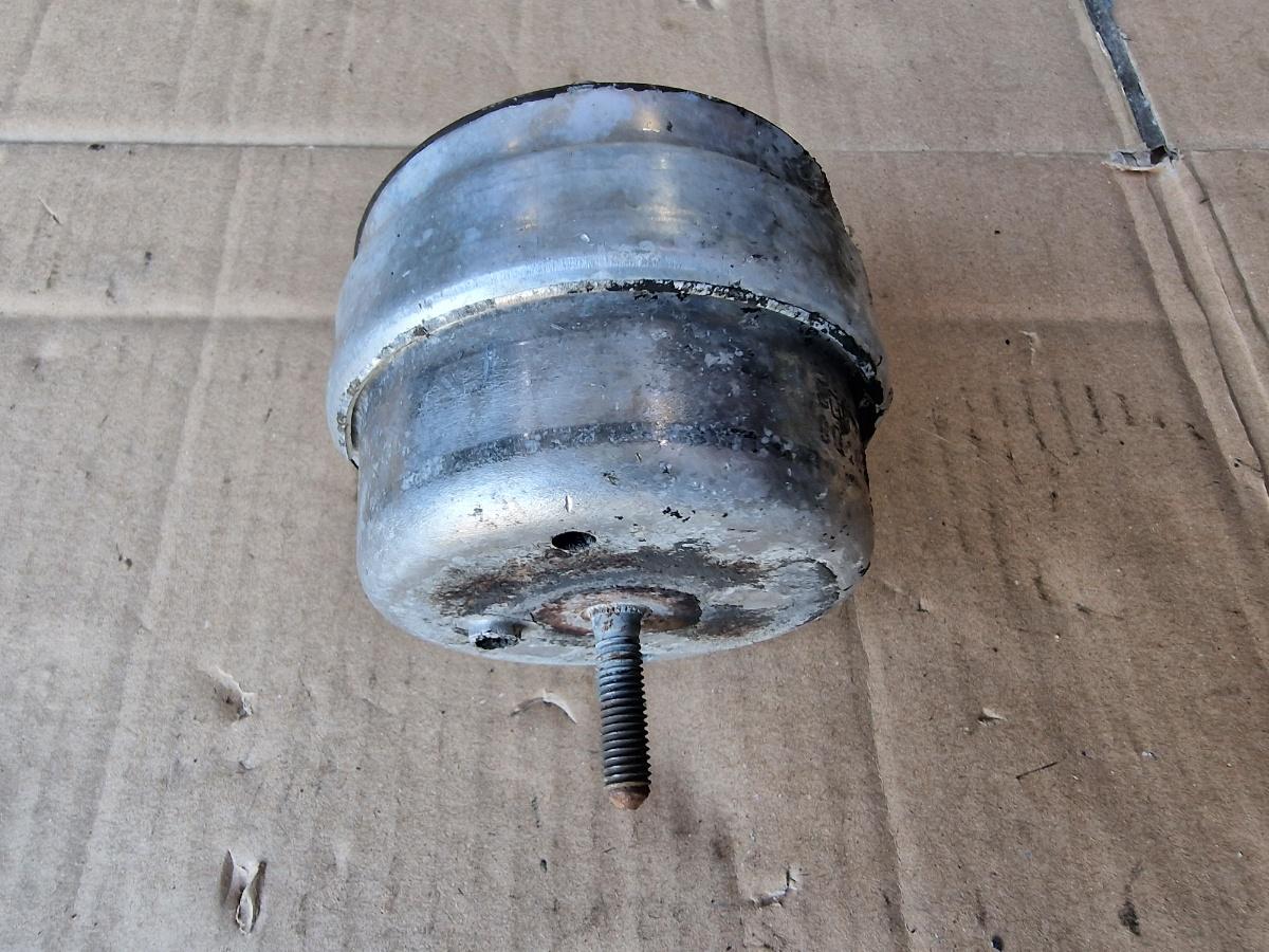 Suport tampon motor VOLKSWAGEN PASSAT Variant 3B6 2000 - 2005 1.9 TDI AVF, AWX 8D0153379AE